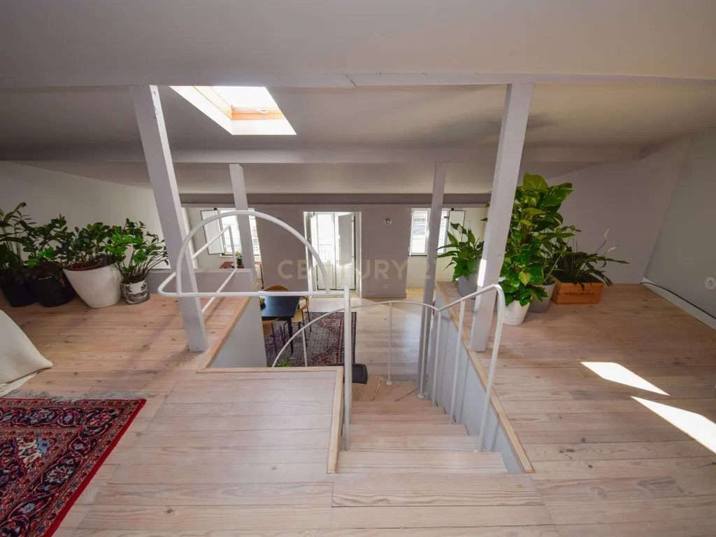 Apartamento com mezzanine e potencial de reconversão na Estrela - Image 5