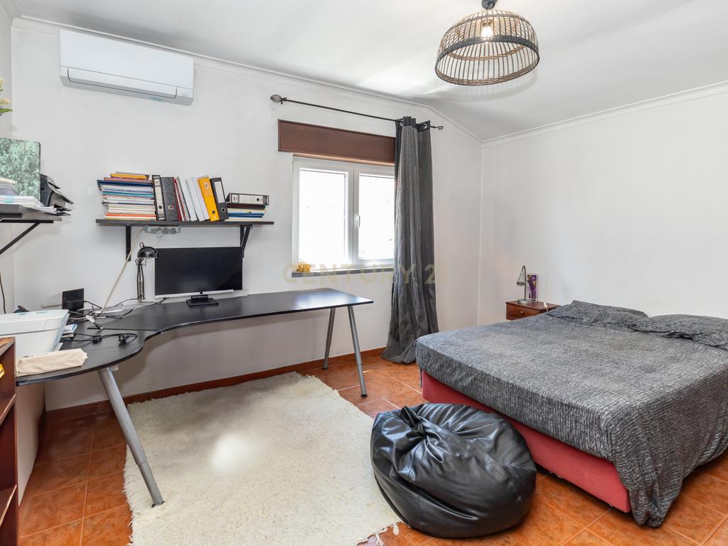 Moradia T5 no centro da Quinta do Conde – Espaço, Conforto e Localização Perfeita - Image 39