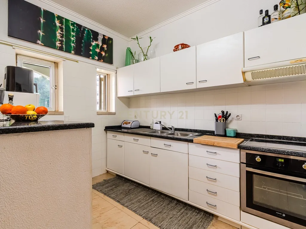 Apartamento T1+2 com Terraço Amplo em Albufeira - Image 8
