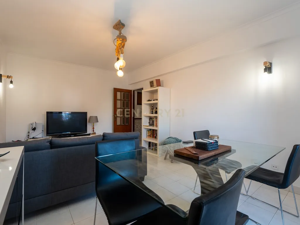Apartamento de tipologia T2, com varanda, 1 wc e arrecadação, localizado em Agualva – Cacém, inserido em prédio de construção de 1996. - Image 12