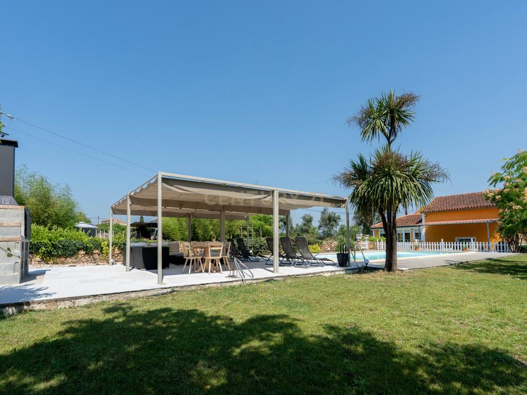 Moradia T7 tradicional em bom estado com varanda coberta, pátio, piscina, terraço coberta, vistas boas e jardim numa localização sossegada perto do centro de Arganil e o rio Alva - Image 12