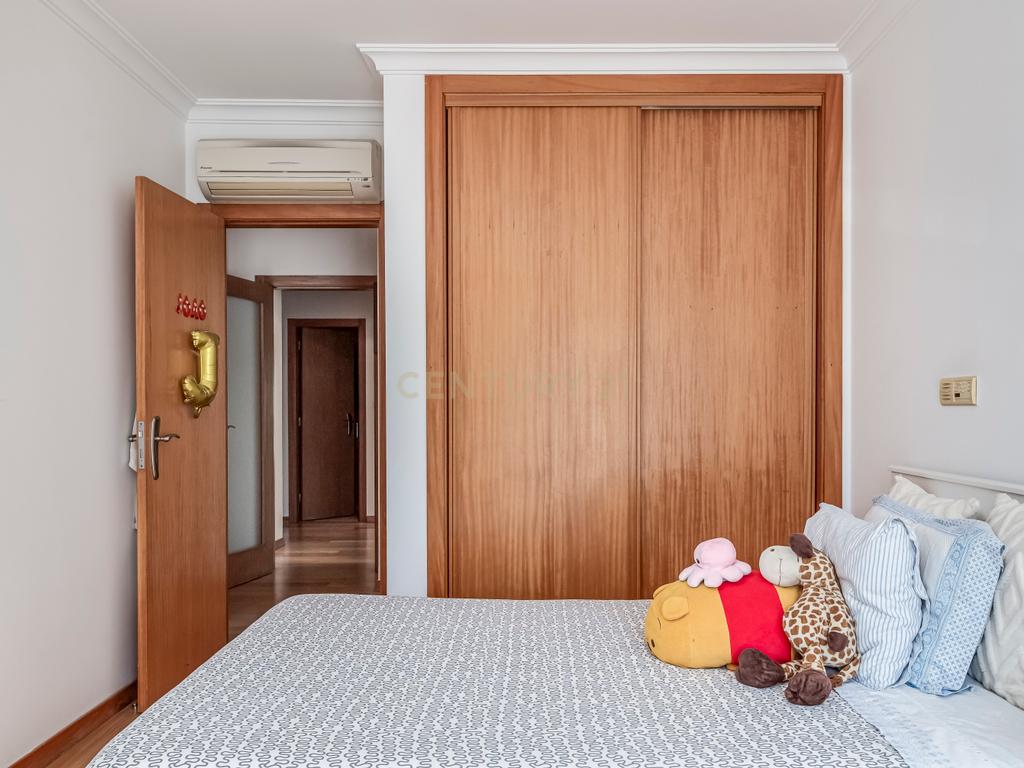 Apartamento T4 em Alfragide com Vista e Excelentes Acabamentos - Image 23