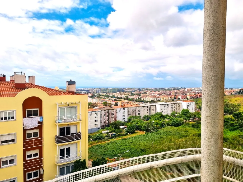 Apartamento T2 com Vista Panorâmica e garagem - Image 3