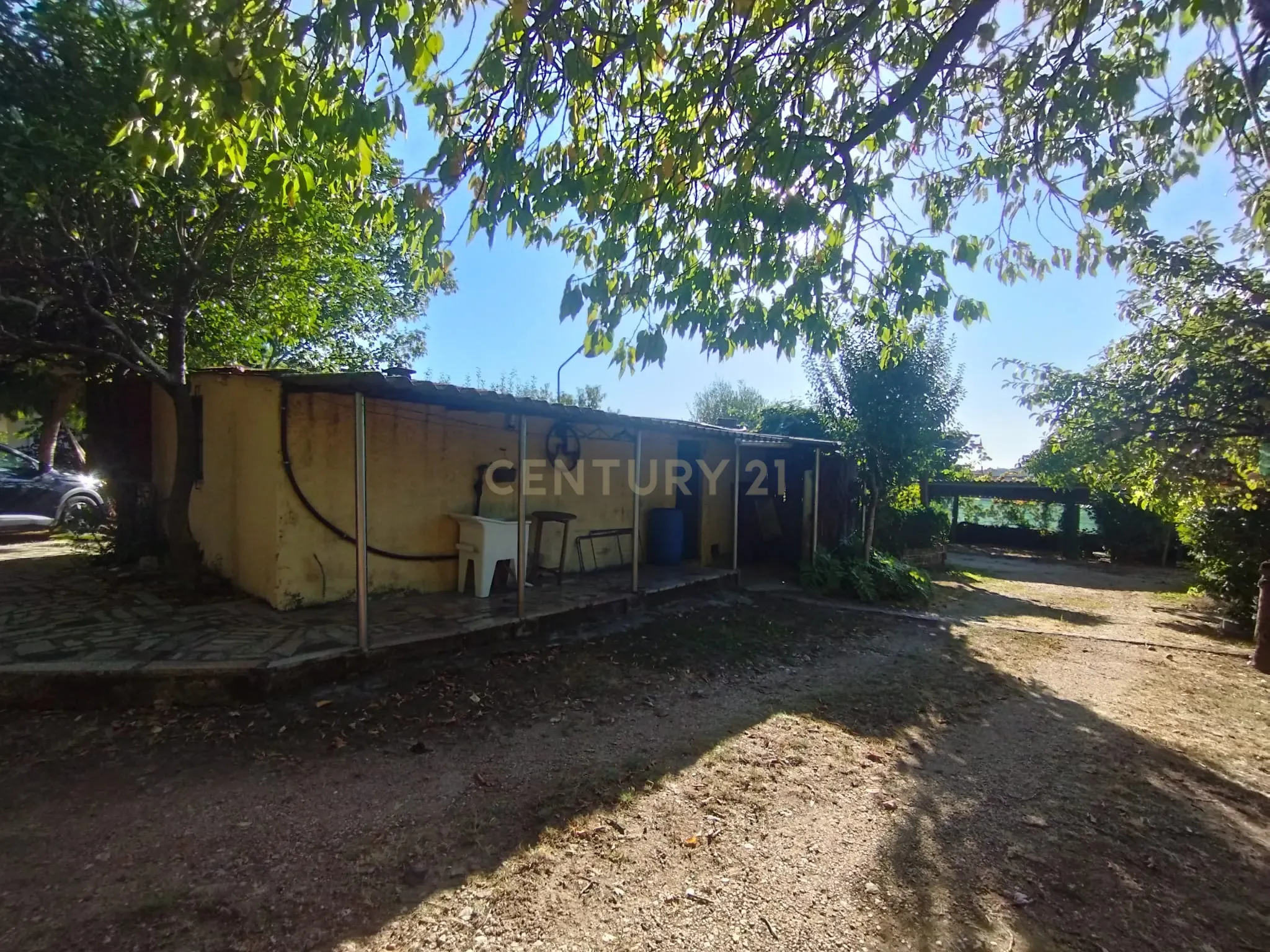 Fotografia 7 de Terreno com anexo para construção de um condomínio privado de 5 moradias unifamiliares na Várzea, Santo Tirso, Porto