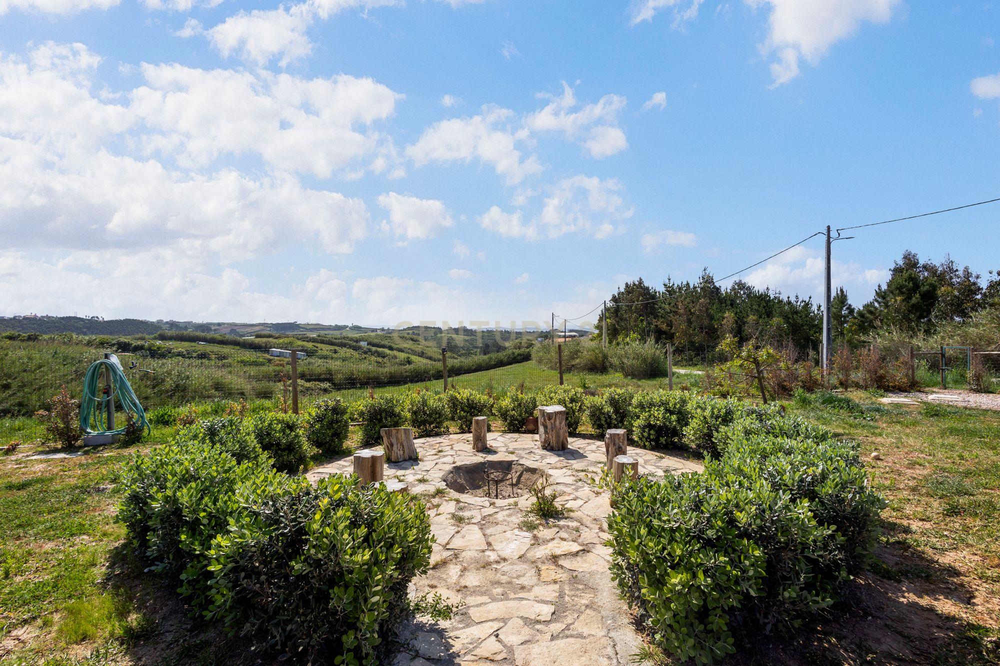 Fotografia 9 de Entre o Campo e o Mar: Moradia T3 Contemporânea com Piscina e 11.000 m² | Ribamar – Lourinhã