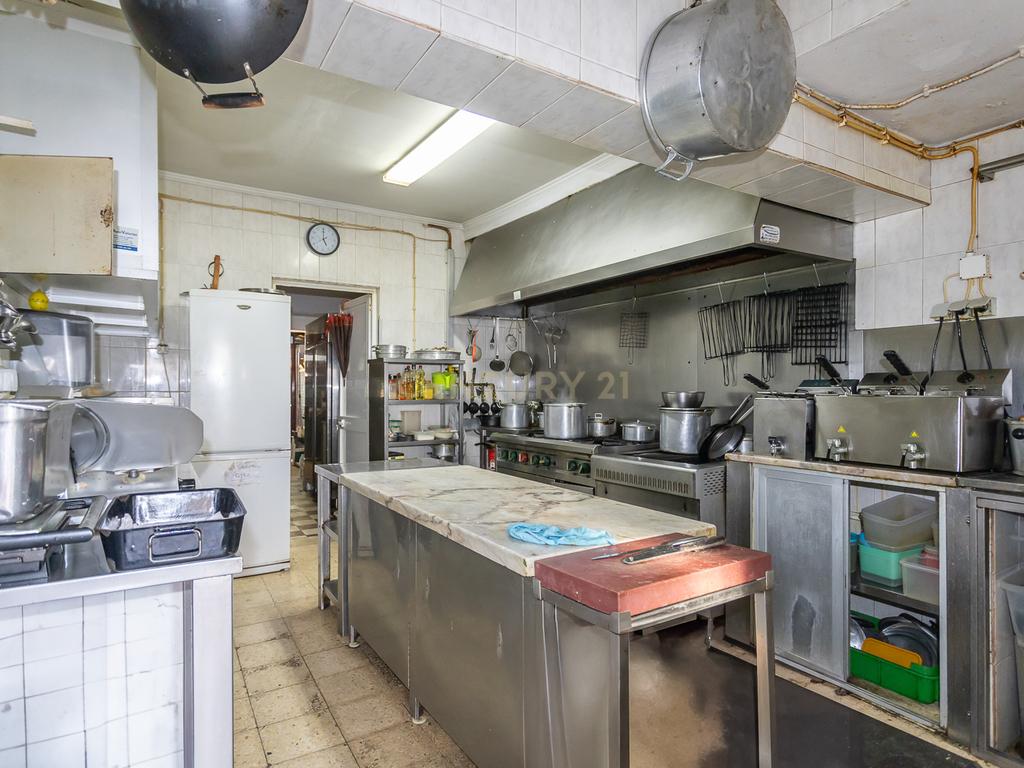 Moradia transformada em Restaurante - Santo António - Costa de Caparica - Image 18