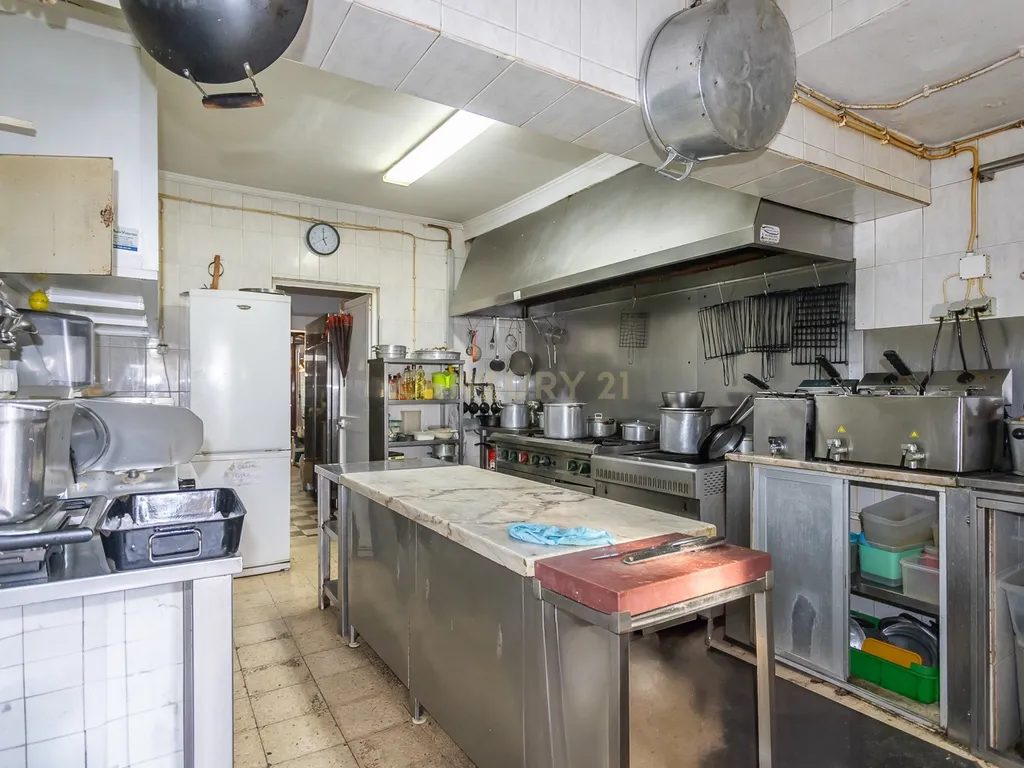 Moradia transformada em Restaurante - Santo António - Costa de Caparica - Image 18