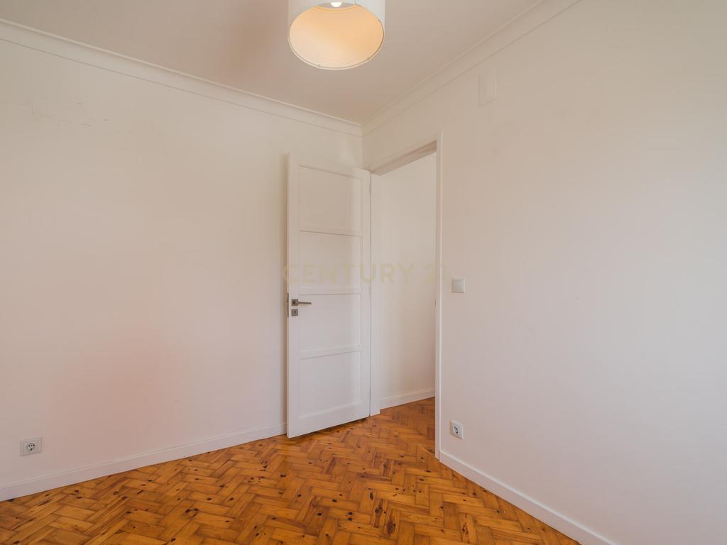 Moradia T3 + 1 Renovada com Jardim e Piscina em Penha de França, Lisboa - Image 44