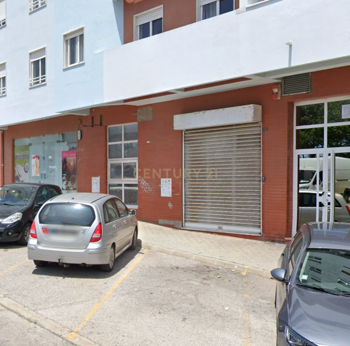 Loja com 68m2 em Santa Marta, Corroios - Image 1