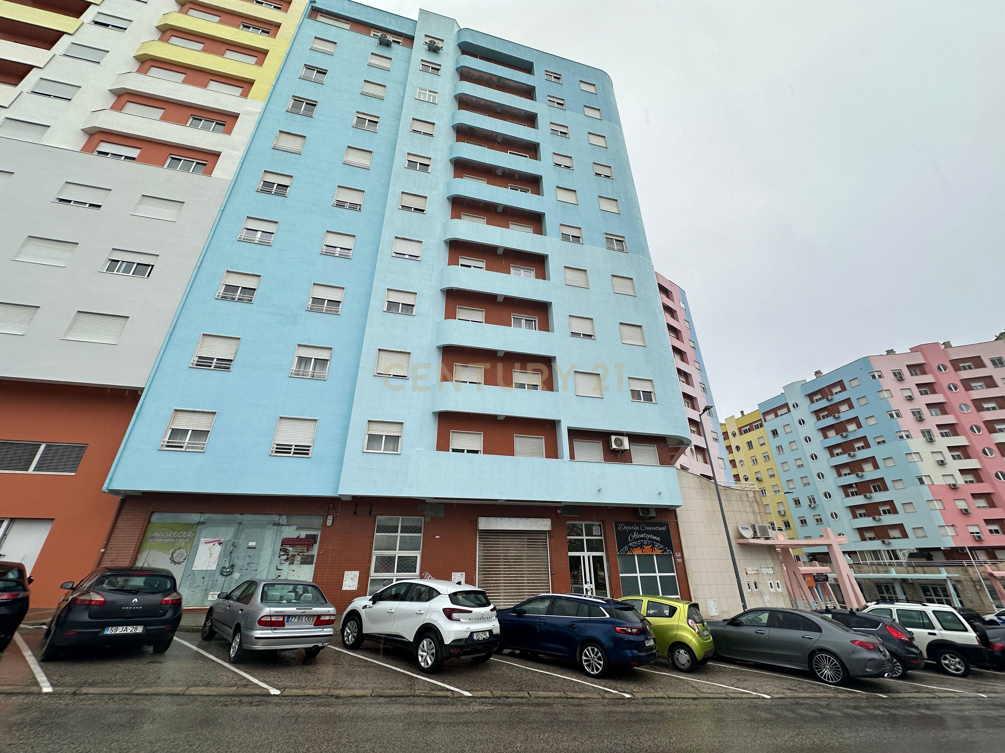 Loja com 68m2 em Santa Marta, Corroios - Image 5