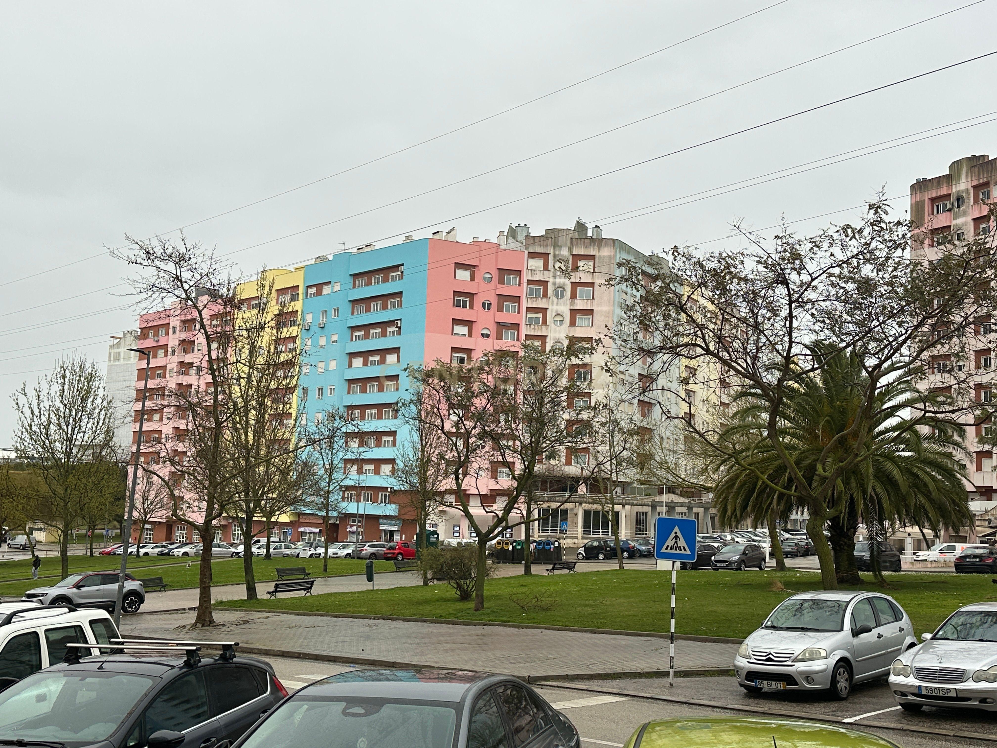 Loja com 68m2 em Santa Marta, Corroios - Image 16