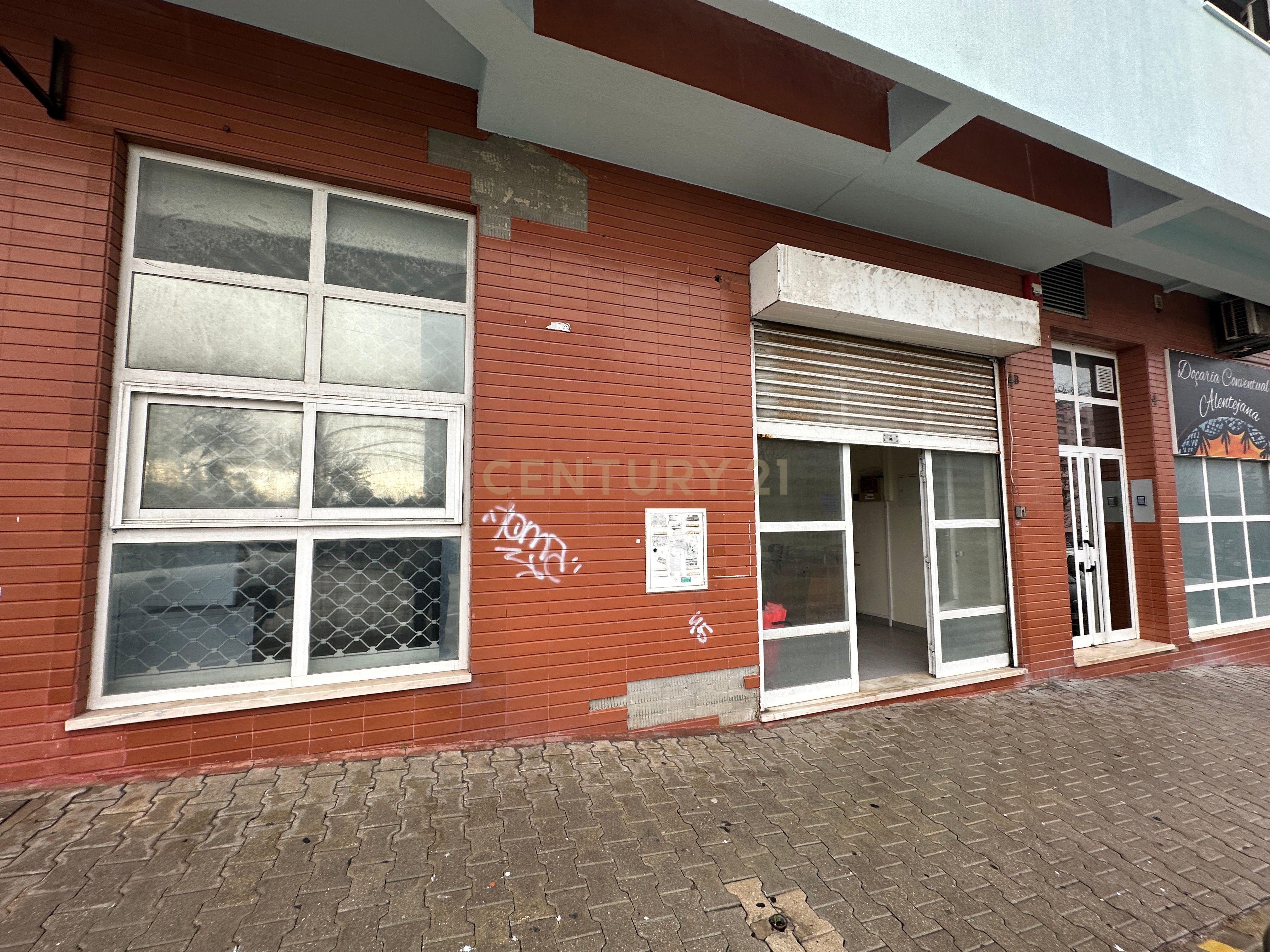 Loja com 68m2 em Santa Marta, Corroios - Image 15