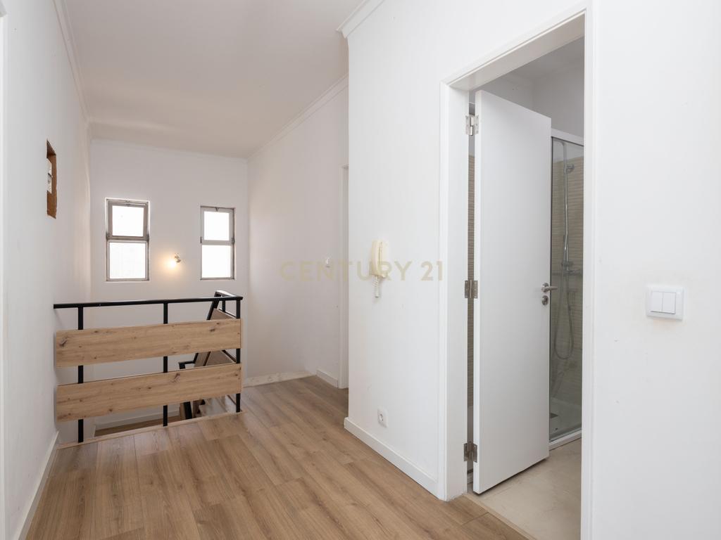 Moradia T4 com Anexo | Garagem Independente | 221 m² de Construção | 10 minutos da praia | Quintinhas | Charneca de Caparica - Image 16