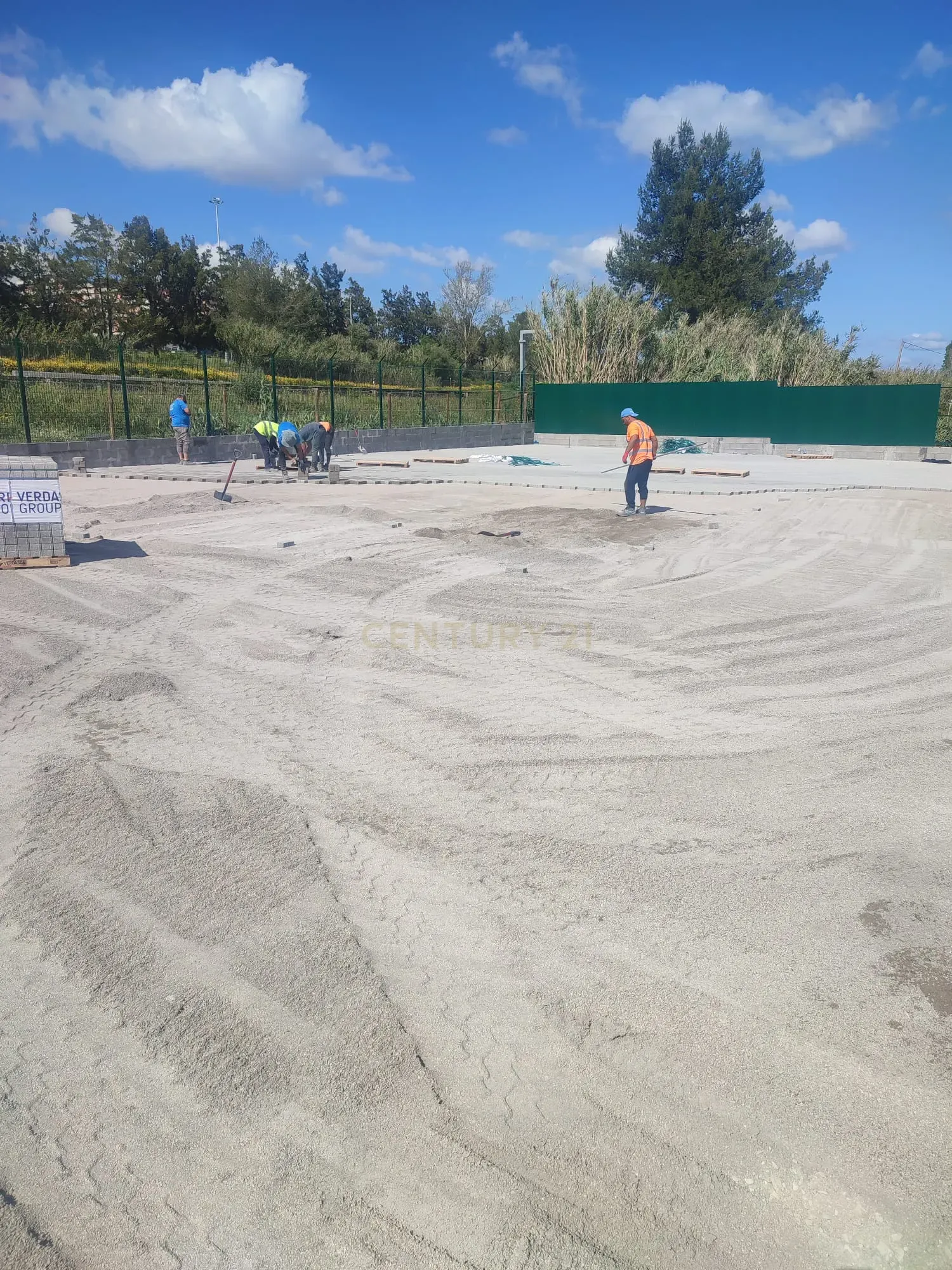 Cedência Espaço de terreno com uma área útil de 700 m²  em Almada com visibilidade para a IC20. - Image 13