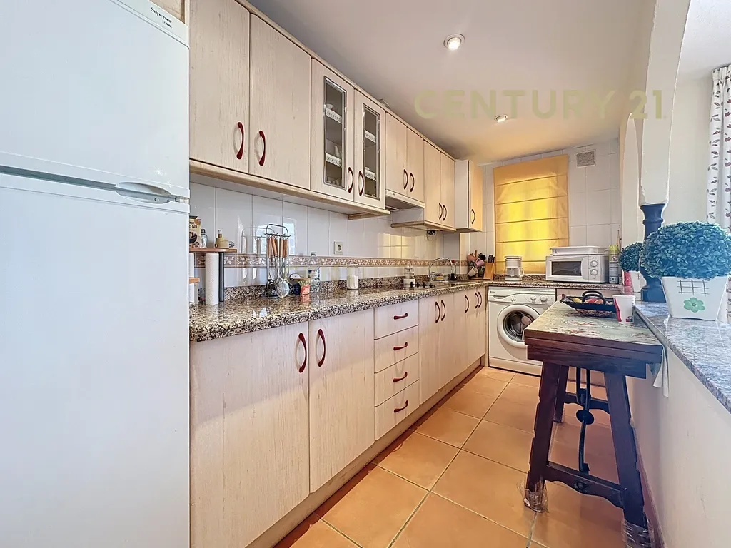 Apartamento de um quarto para arrendar em Torrox Costa com terraço e piscina - Image 9