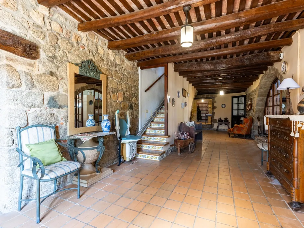 MASIA CATALANA EN VENDA A LLAGOSTERA – MÉS DE 7 HECTÀREES DE TERRENY, LLICÈNCIA TURÍSTICA, PISCINA I CAMP DE FUTBOL - Image 69