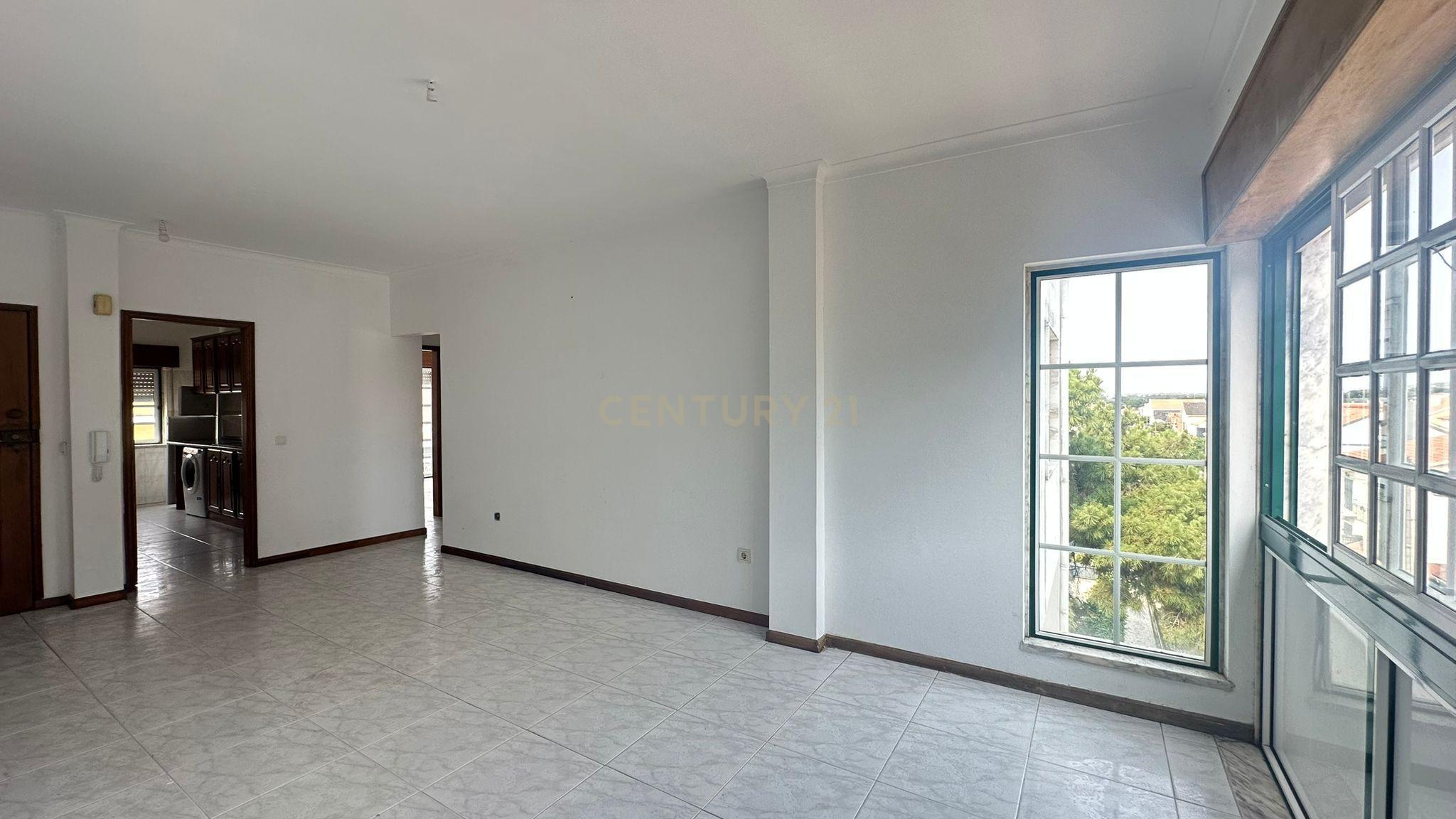 Apartamento T2 com Varanda, na Quinta do Conde - Image 5