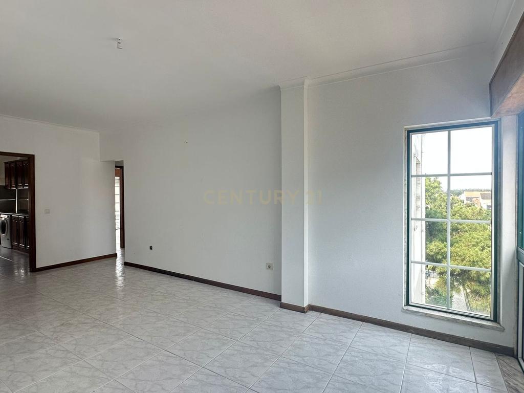 Apartamento T2 com Varanda, na Quinta do Conde - Image 5