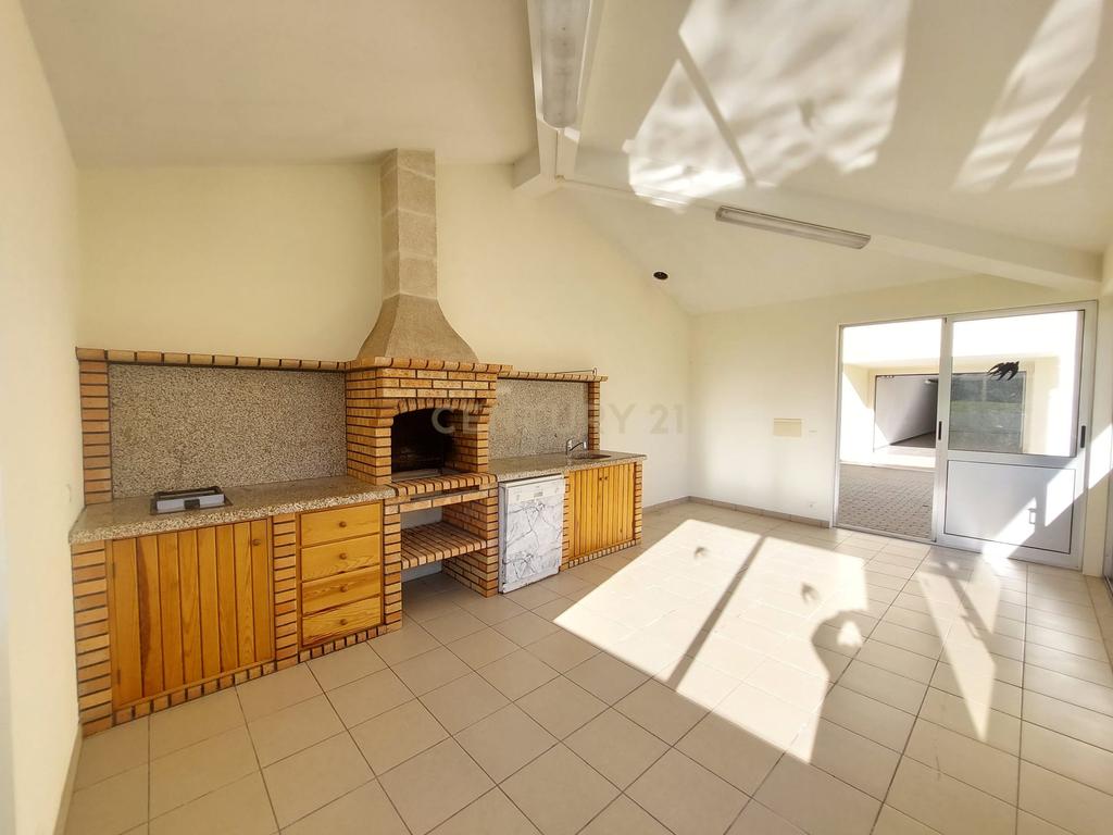 Moradia T4 de 3 Pisos com Piscina e Jardim - Image 33