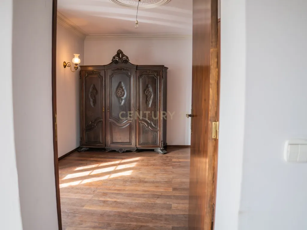 Moradia de charme T5 com Garagem e Terreno em Abrunheira, Sintra - Image 12