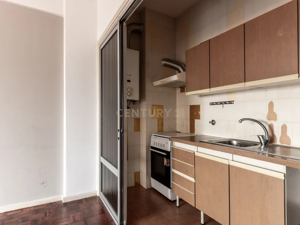 Centro de Lisboa - Crie o Seu Lar neste T1 com Charme e Versatilidade - Image 12