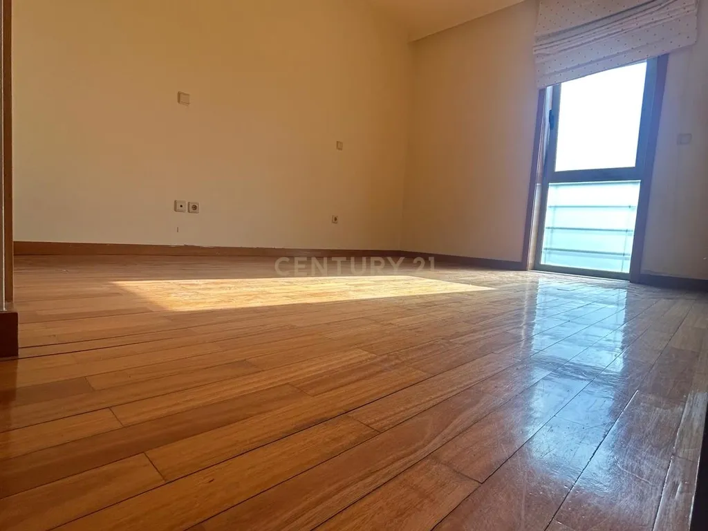 Luxuosa Moradia T3 em Folgosa, Maia - 310m² com Vista Montanha - Image 19