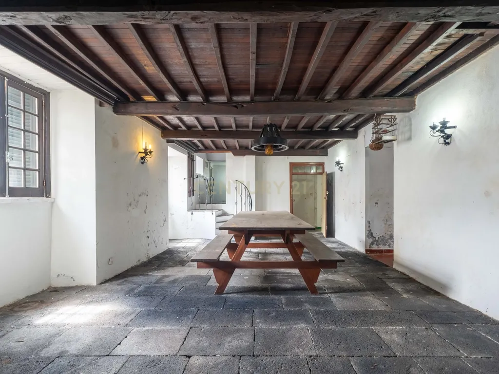 Moradia T4 + espaço comercial em Pico da Pedra - Image 18