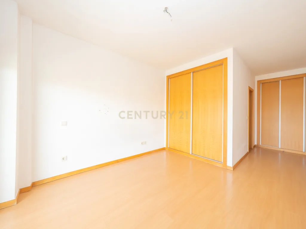 Apartamento T3 com Duas Varandas e Dois Lugares de Estacionamento, na Vila Serena, Pinhal Novo - Image 26