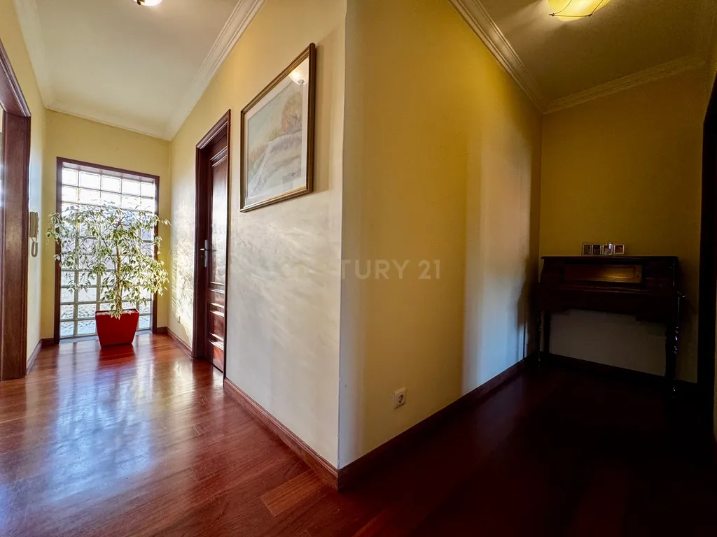 Moradia T4 de quatro frentes com piscina e vista mar | Mindelo - Image 26