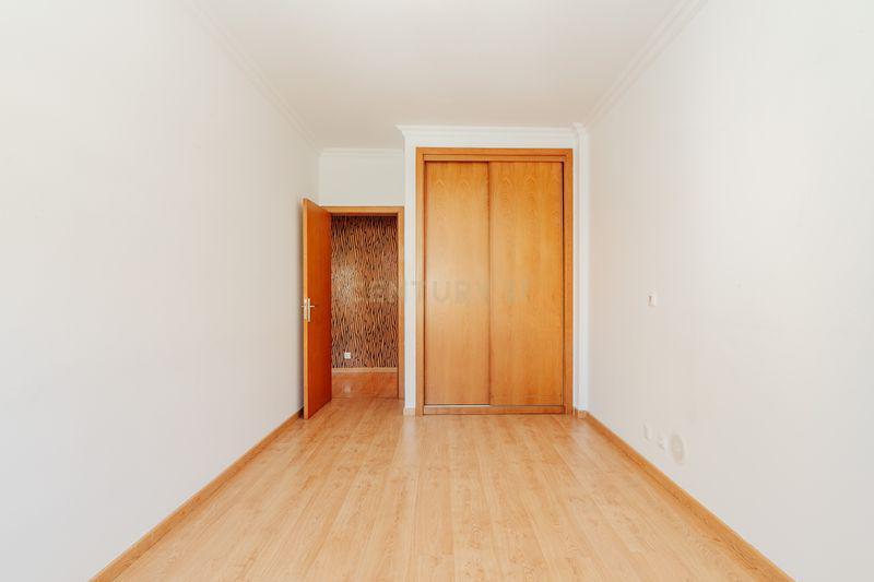 Apartamento T2 em Odivelas com Box e Varanda - Image 13