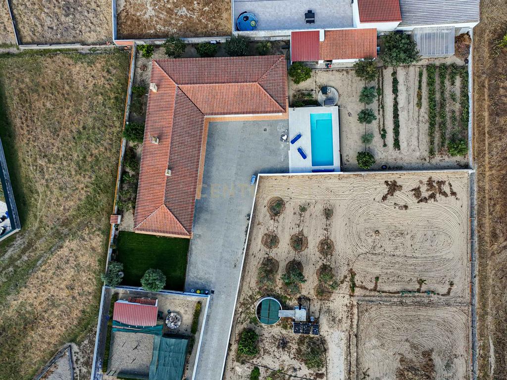 Moradia Independente Térrea com Piscina, Box, jardim e Anexo (Marinhais) - Image 48