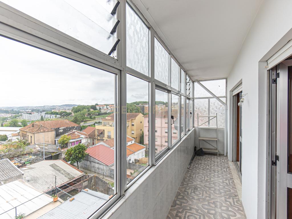 T2 Renovado com Vista Cidade – Rua de São Roque da Lameira, Campanhã - Image 15