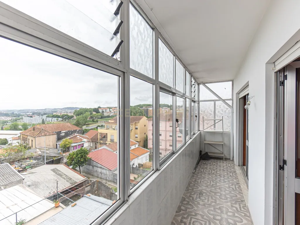 T2 Renovado com Vista Cidade – Rua de São Roque da Lameira, Campanhã - Image 15