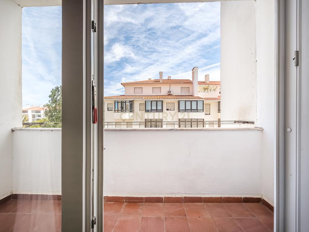 Apartamento Renovado em Cascais com 3 Quartos e Varanda - Image 8