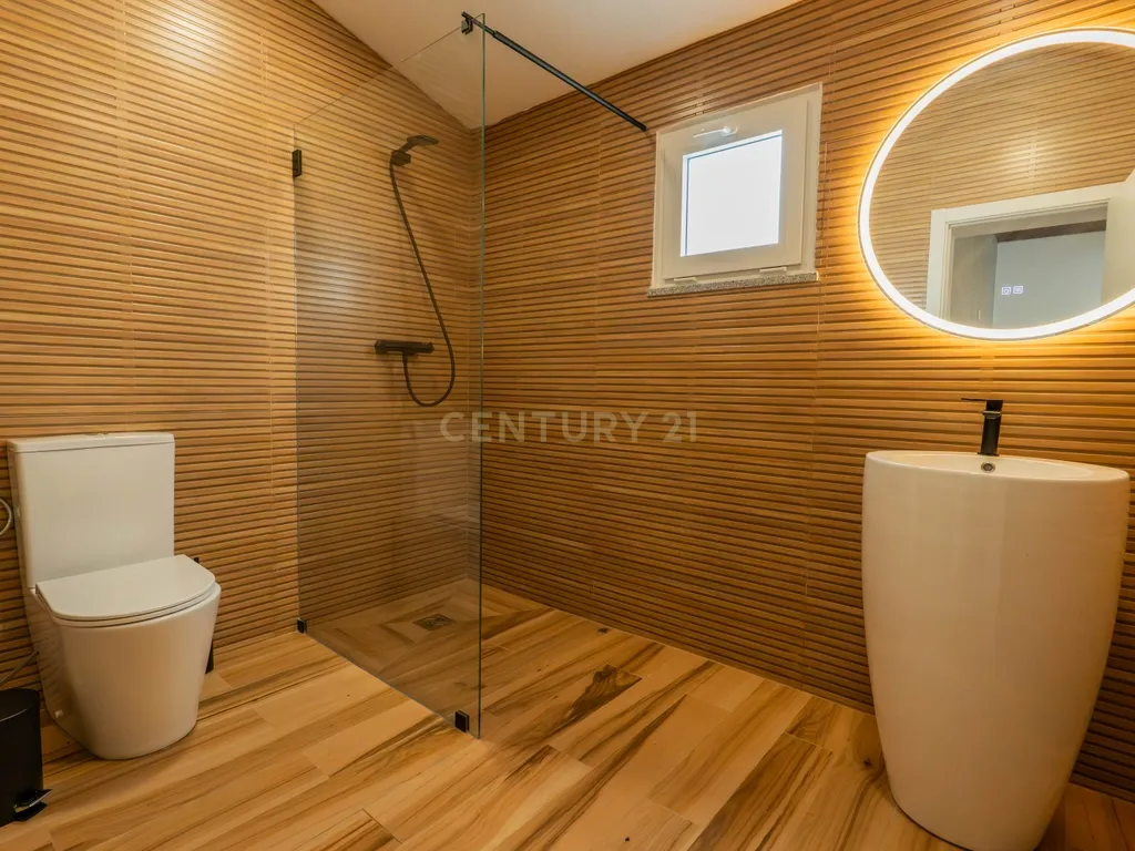 Moradia T2 Premium com Piscina, Suite e Acabamentos de Excelência - Image 16