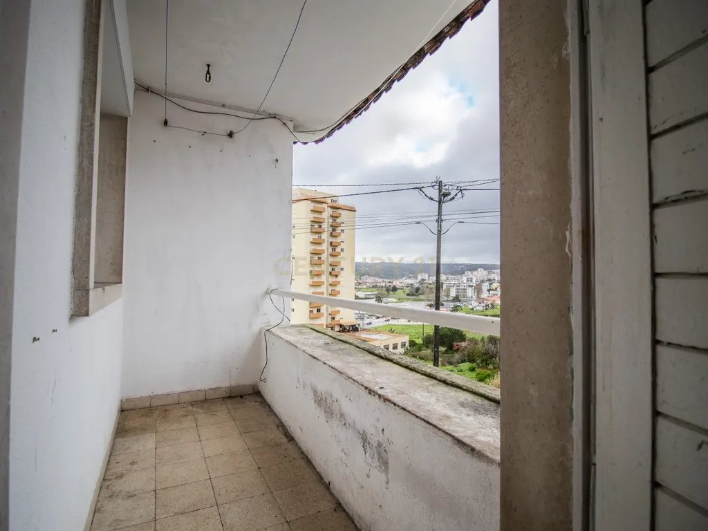 Apartamento T2 com enorme potencial | Varanda + Sótão aproveitável | Excelente exposição solar - Image 15
