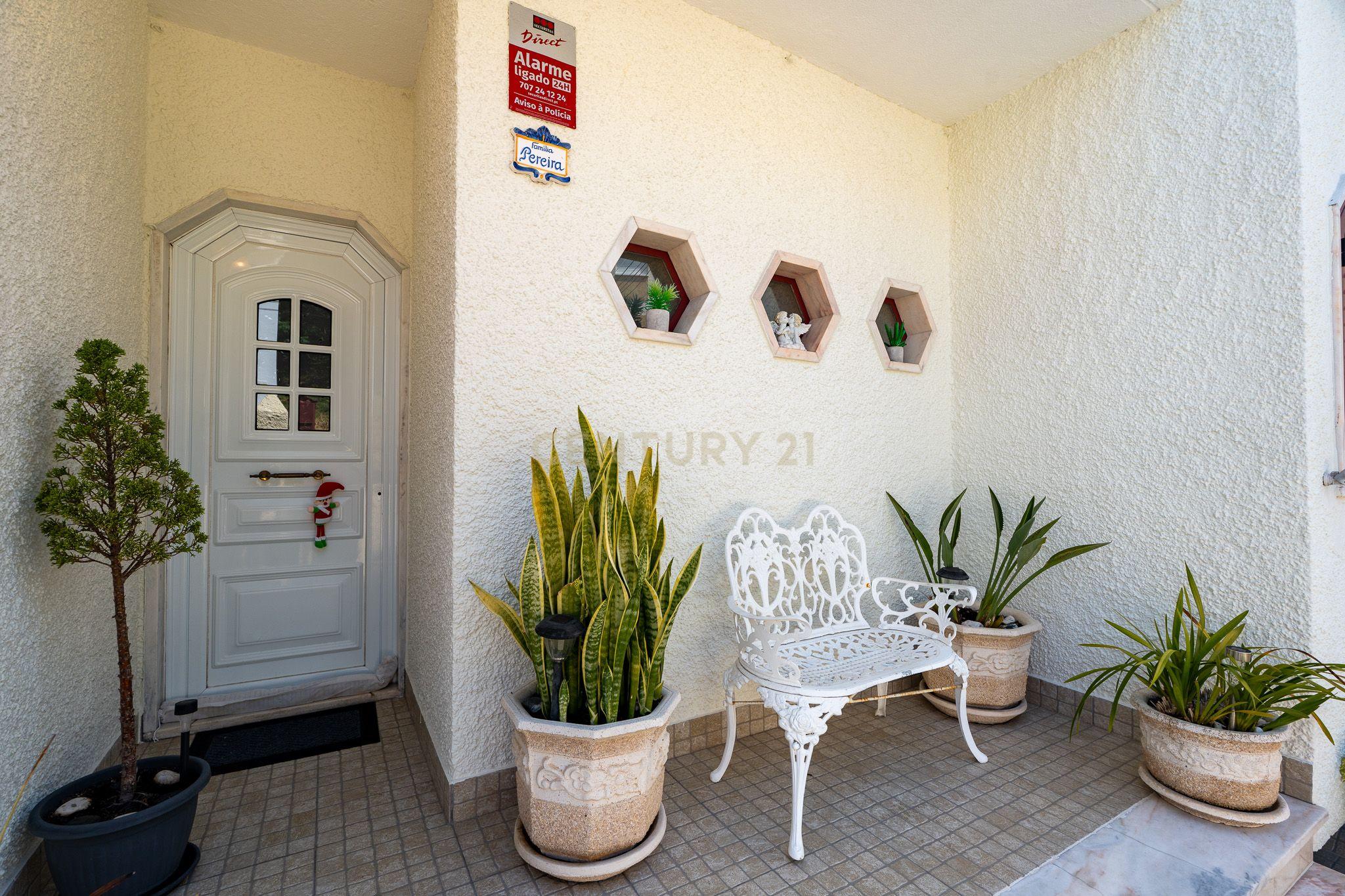 Fotografia 4 de Moradia geminada de tipologia T3, composta por 3 pisos, localizada em São Sebastião de Guerreiros, Loures, numa zona bastante sossegada e de fácil acesso.
