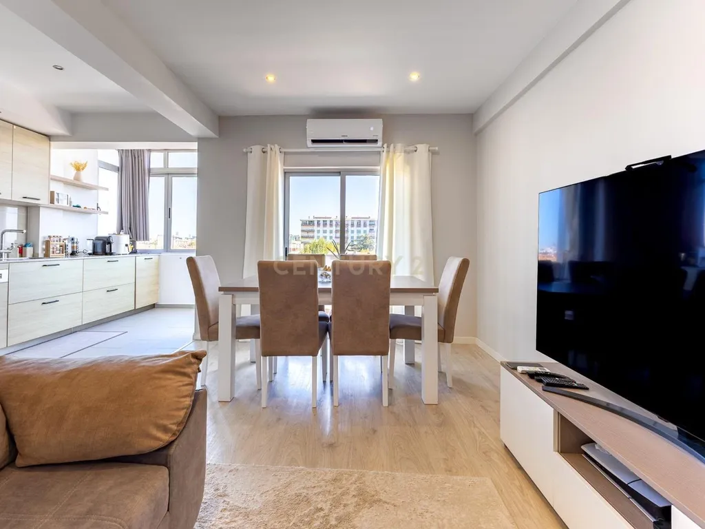Apartamento Renovado com Vista Mar em Setúbal - Image 10