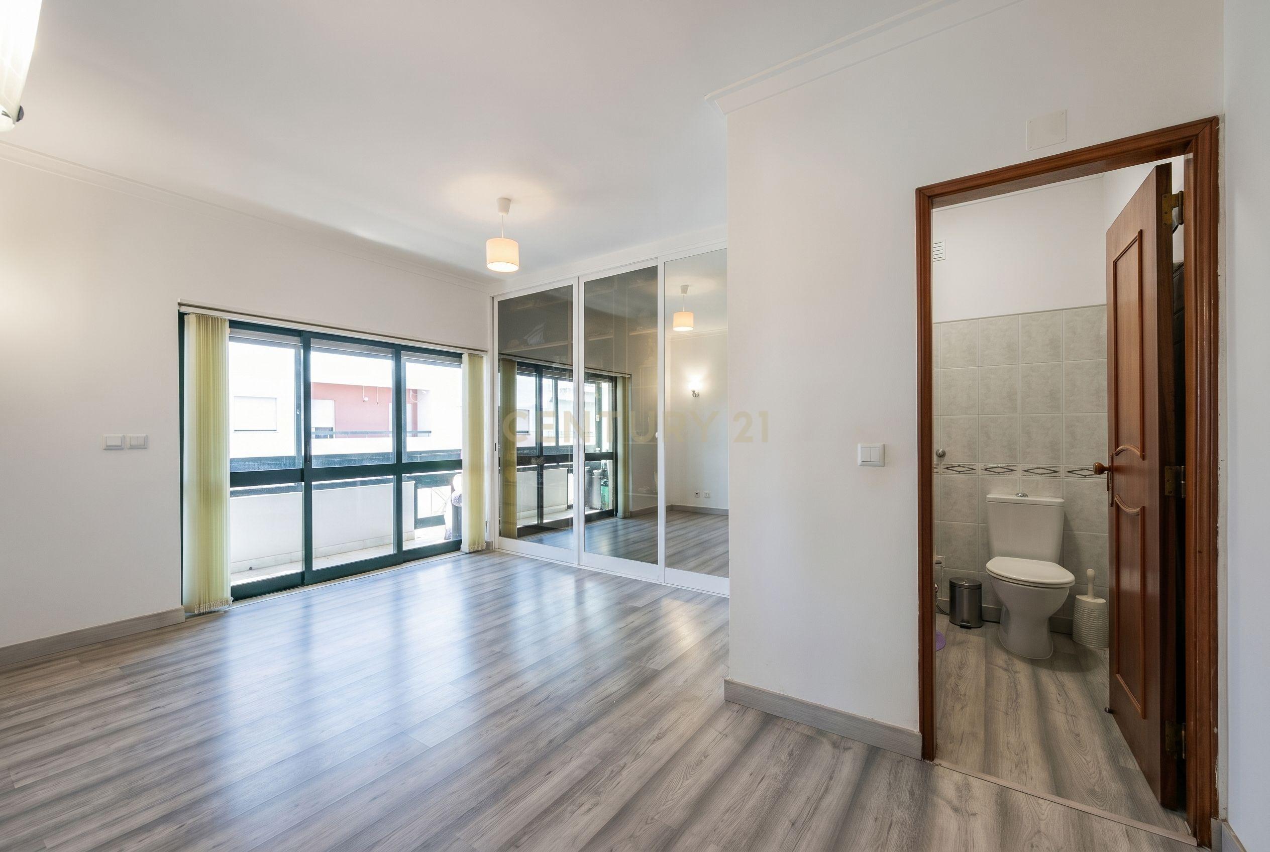 Fotografia 12 de Apartamento T3 com 120m² | Sala com Lareira | Excelentes Áreas e Luz Natural em Algueirão