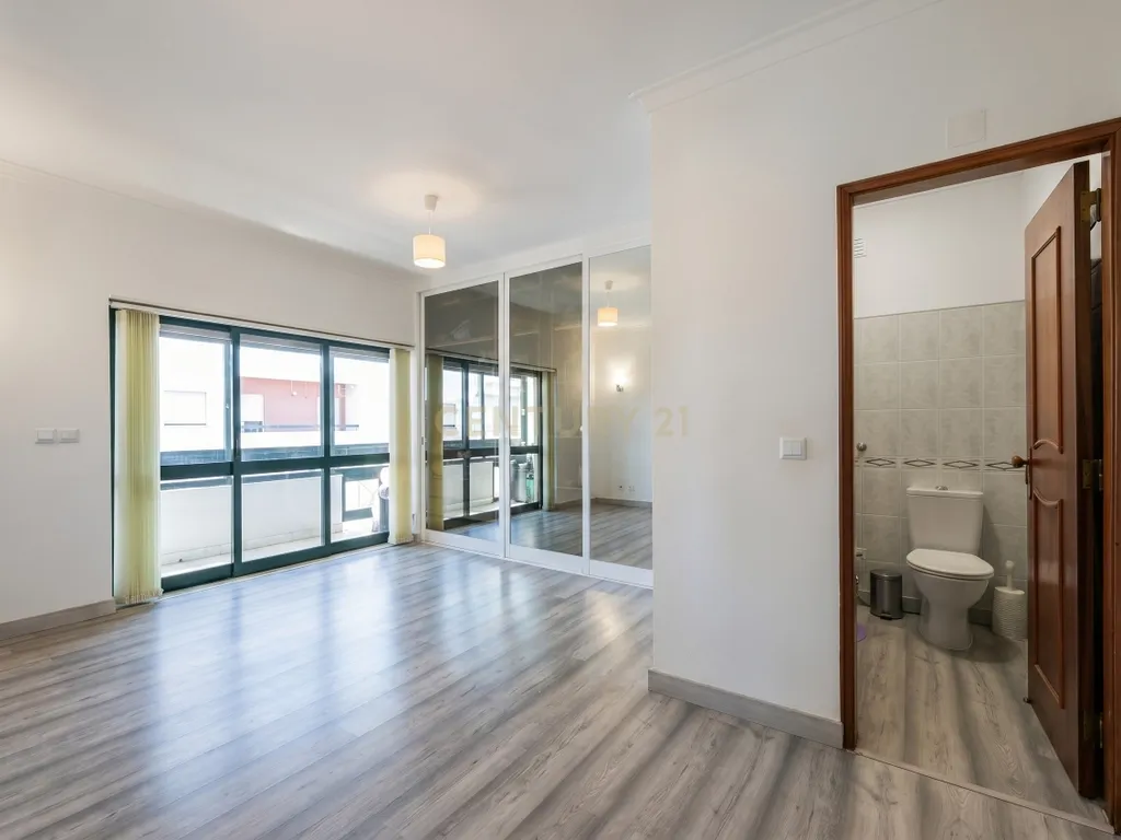 Apartamento T3 com 120m² | Sala com Lareira | Excelentes Áreas e Luz Natural em Algueirão - Image 12