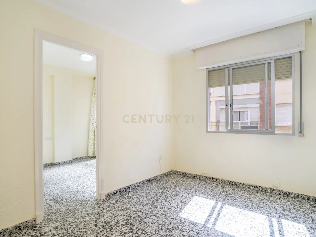 APARTAMENTO ESPAÇOSO DE 4 QUARTOS COM TERRAÇO EM MÁLAGA – LOCALIZAÇÃO PRIVILEGIADA E ELEVADO POTENCIAL - Image 16