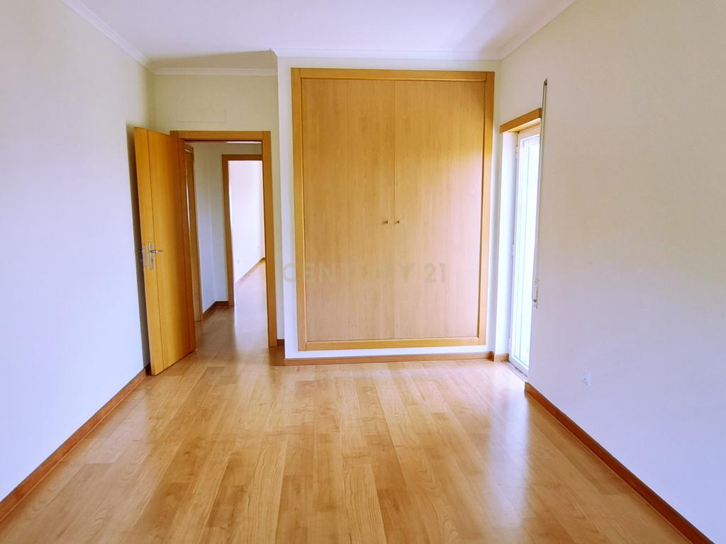 Apartamento T2 com arrecadação e lugar de garagem no Montijo. - Image 13