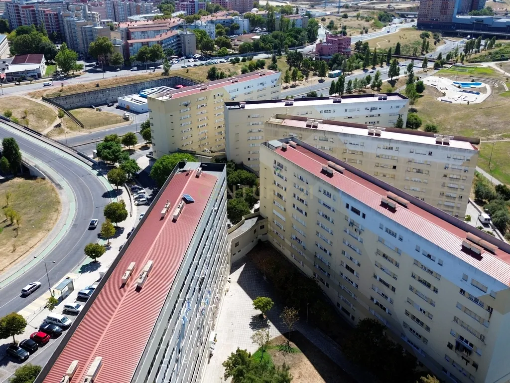 T3 com 73m² | 4º andar com elevador | Para remodelar em Lisboa - Image 27