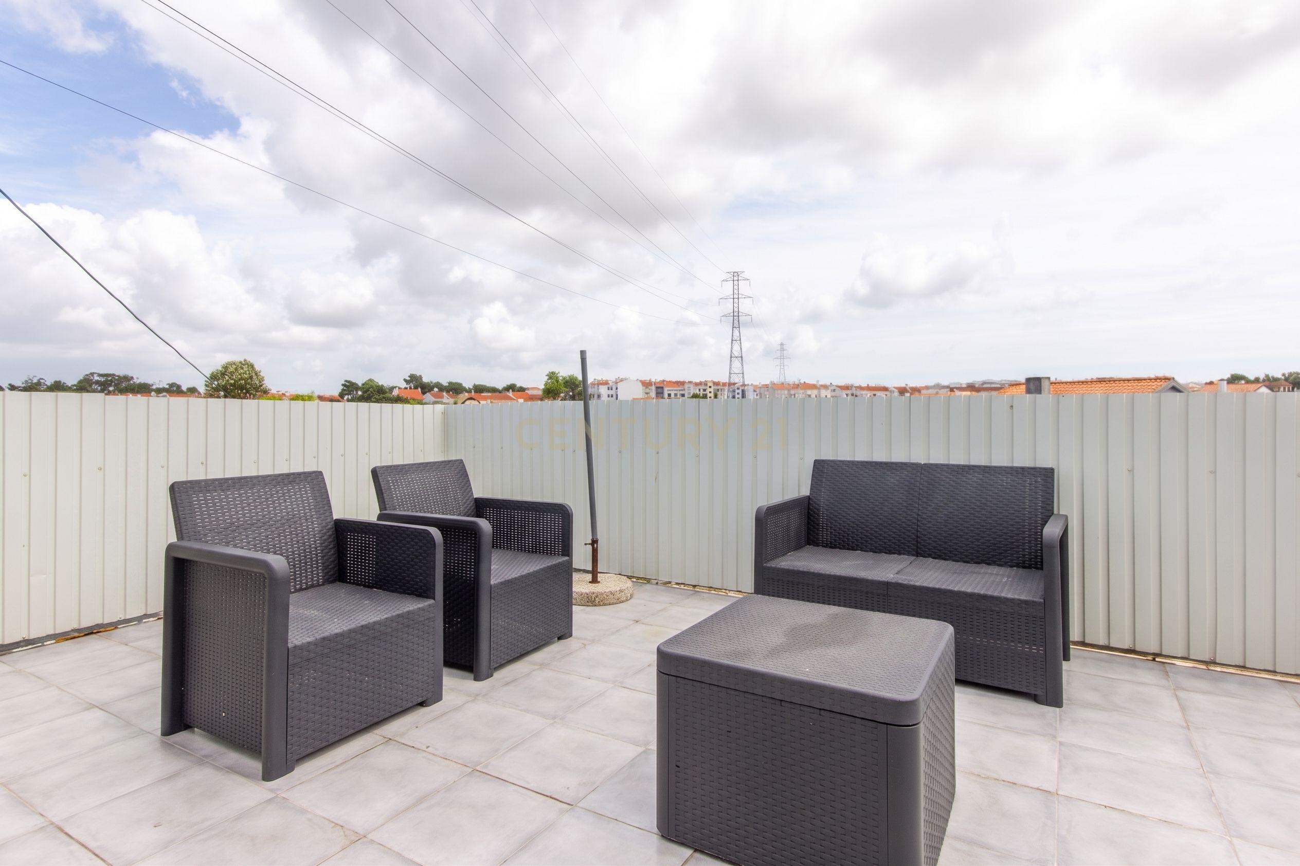 Fotografia 3 de Excelente Apartamento de 4 Assoalhadas com Terraço e Sótão Independente na Quinta do Conde.