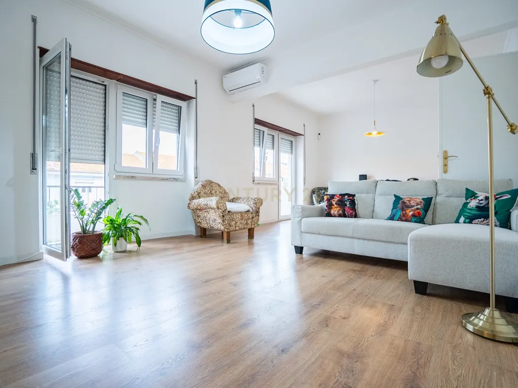 Apartamento T3 Transformado em T2 - Logradouro e Garagem BOX - Junto ao Tribunal e Parque Municipal - Montijo - Image 5