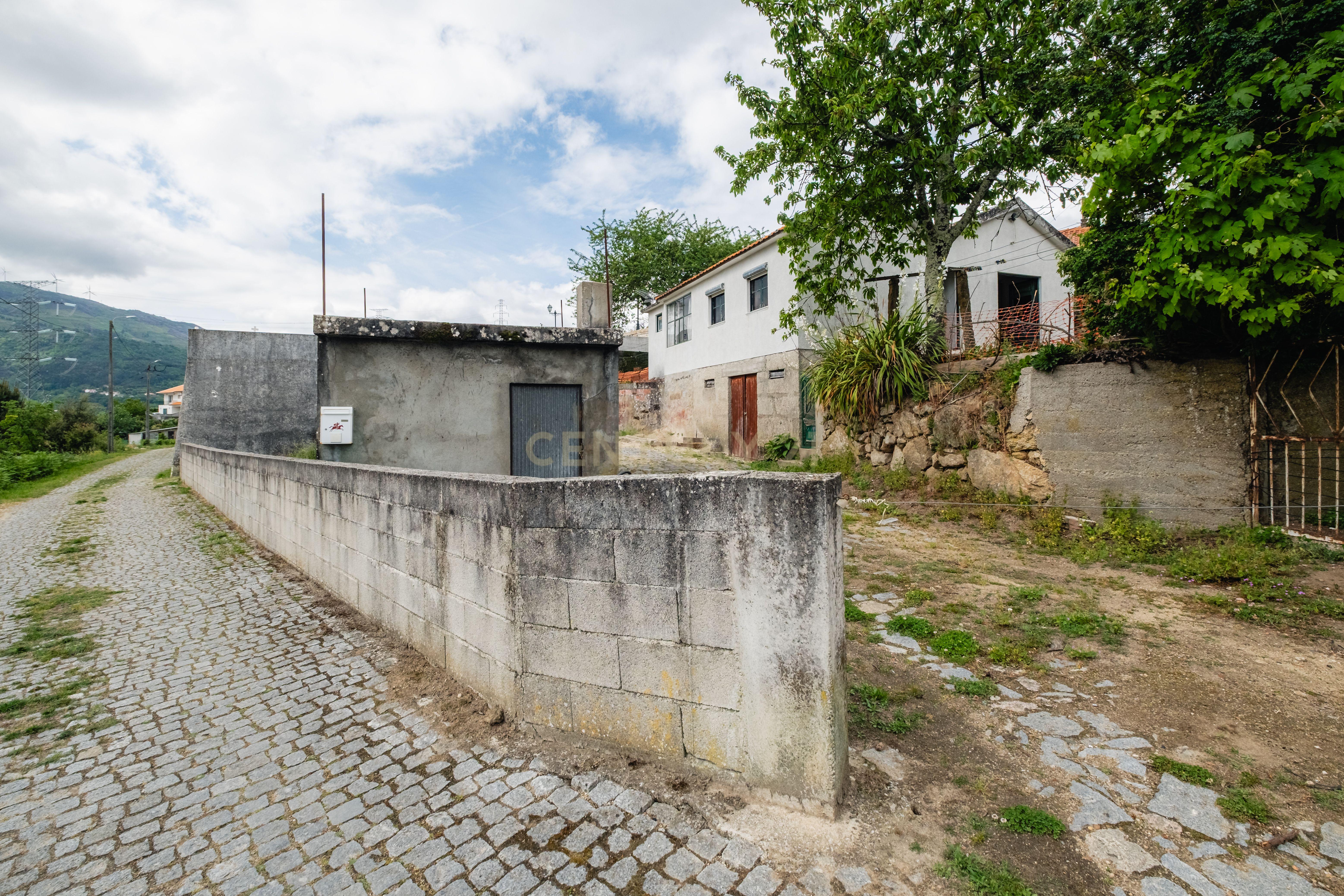 Fotografia 3 de Moradia T2 em Cinfães | Terreno 1.114 m² | Lagar em Pedra | Garagem Fechada
