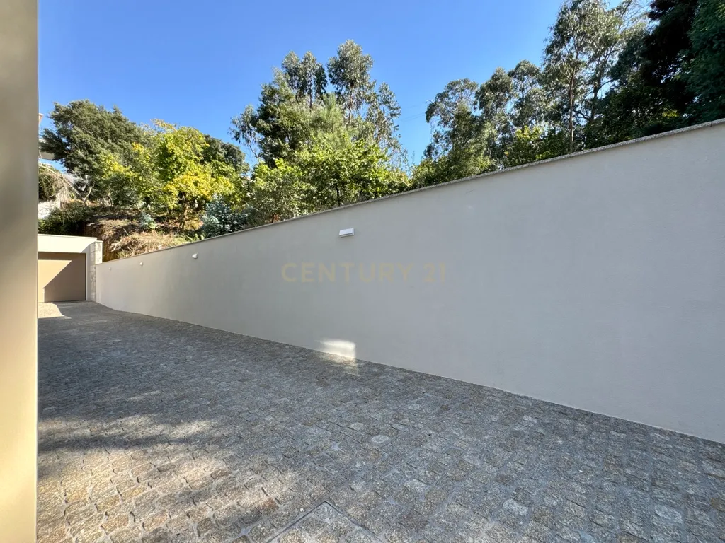 Moradia Contemporânea de Três Frentes | Gondomar, Porto - Image 4
