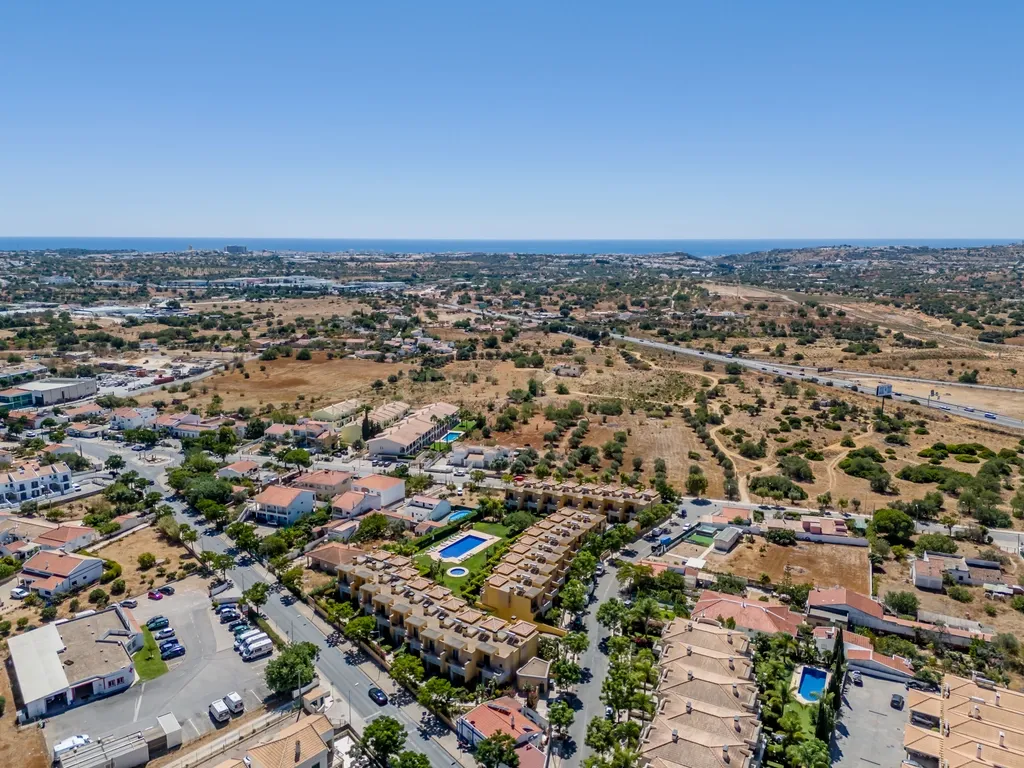 7 KM DAS PRAIAS DE ALBUFEIRA V3 COM JARDIM PRIVADO E PISCINA COMUM, GARAGEM EM BOX - Image 6