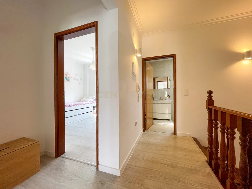 Moradia T3 Renovada com Terraço na Quinta do Conde – Sesimbra - Image 18