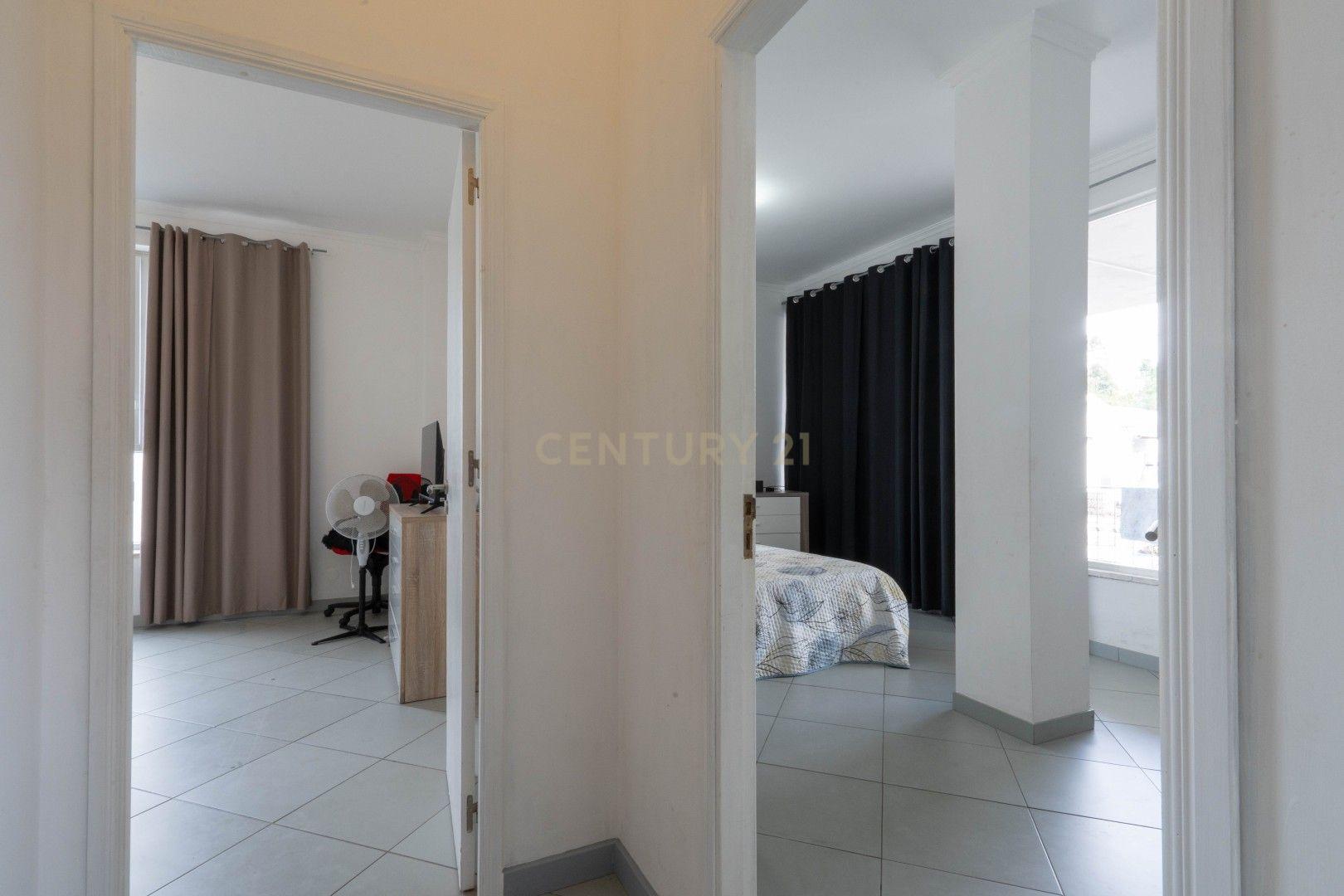 Fotografia 11 de 2 Lojas transformadas num Apartamento T2